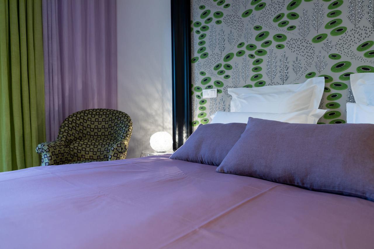 Chut ! C'Est Ici Hotel เวอแนลส์ ภายนอก รูปภาพ