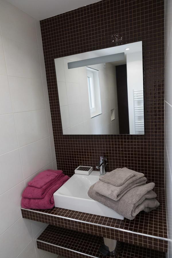 Chut ! C'Est Ici Hotel เวอแนลส์ ภายนอก รูปภาพ